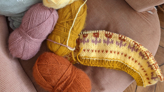 Comment bien commencer un projet de tricot : checklist essentielle pour tricoteuses débutantes 🧶