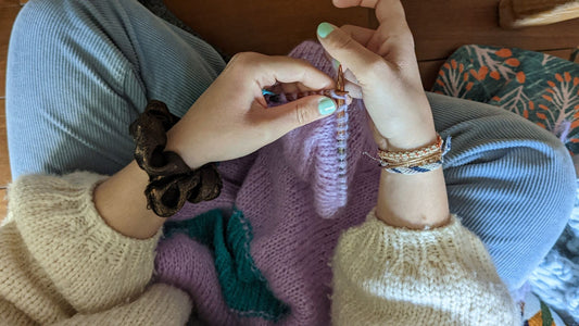 Le tricot comme moyen d'expression politique et sociale : quand la laine devient une arme douce