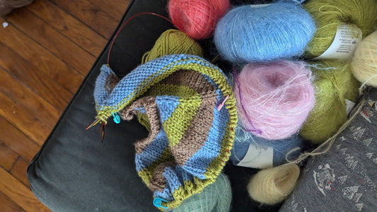 🧶 Le tricot pendant les guerres : un fil de solidarité, de survie et d’histoire