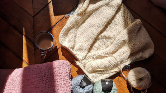 🧘 Tricoter des accessoires pour le yoga et la méditation : chaussettes, coussins et bien-être fait main