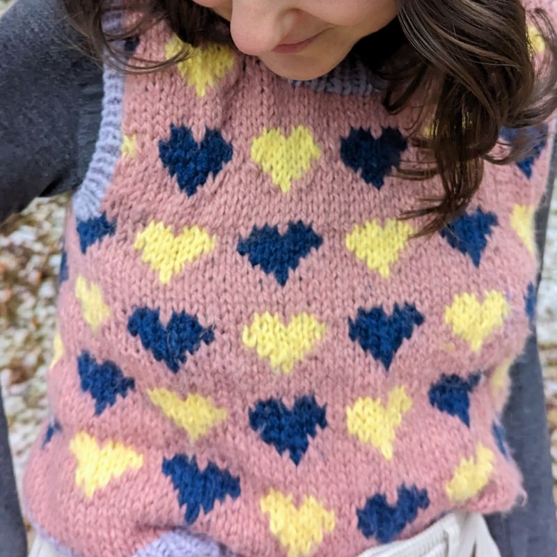 pull sans manche tricoté avec la technique jacquard