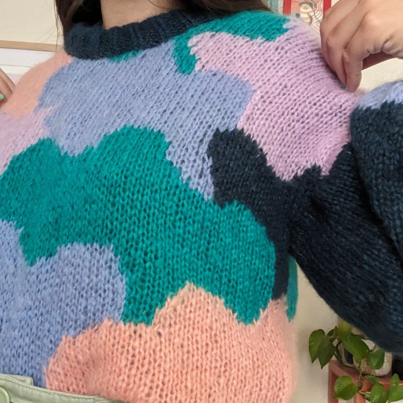vue de pres du motif intarsia du pull splashie