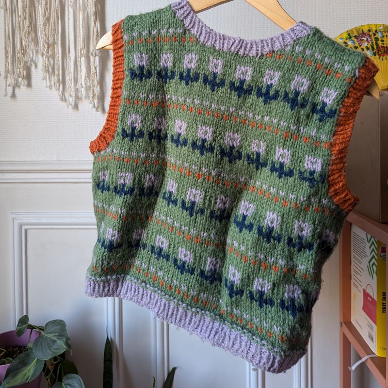 knitting pattern to knit a vest with jacquard color changes