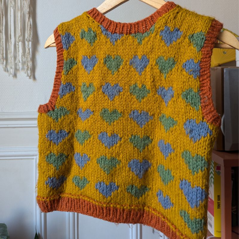 knitting pattern to create a sleeveless vest