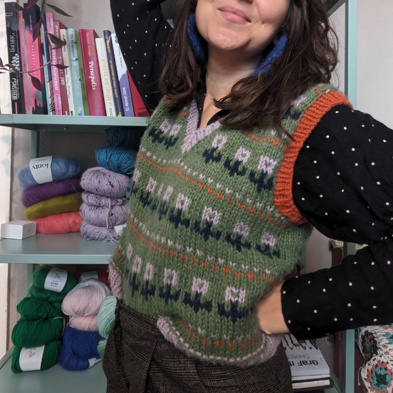 modele de tricot d'un pull sans manche avec changement de couleur jacquard