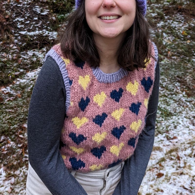 modele de tricot d'un pull sans manche avec changement de couleur jacquard