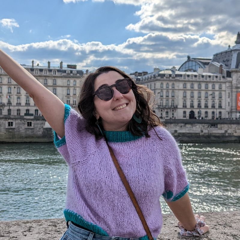 détail coeur sur manche pull tricot