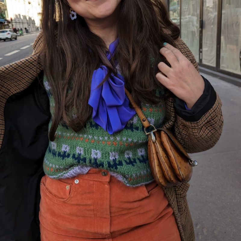 knitting pattern of a vest with tulipe on it