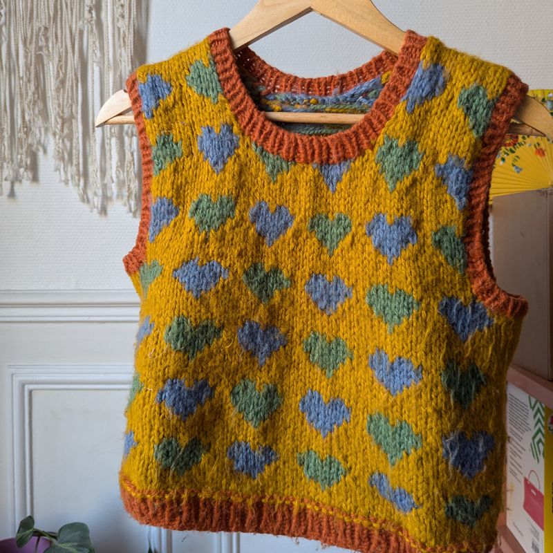 knitting pattern of a knitted vest with jacquard color changes