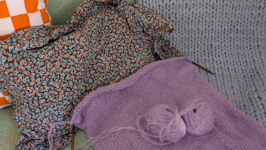 Plaids et coussins : projets déco à tricoter pour la maison