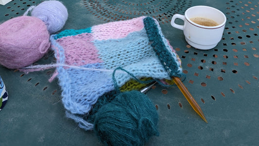 Modèle de tricot pour bébés : bonnets craquants à tricoter facilement (avec nos astuces) 🧶