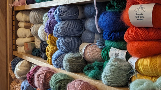 🧶 Les différents types de laine : Sport, DK, Worsted, Bulky… Le guide complet pour bien choisir son fil à tricoter