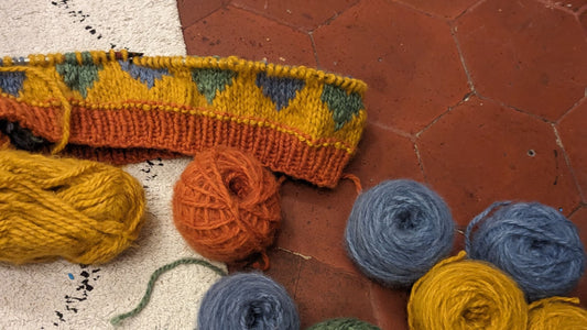Comment intégrer un motif jacquard dans un projet de tricot ? (Guide complet + astuces Knit-sis ✨)