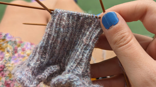 Les techniques de tricot de chaussettes du haut vers le bas : Découvrez les astuces pour des chaussettes parfaites !
