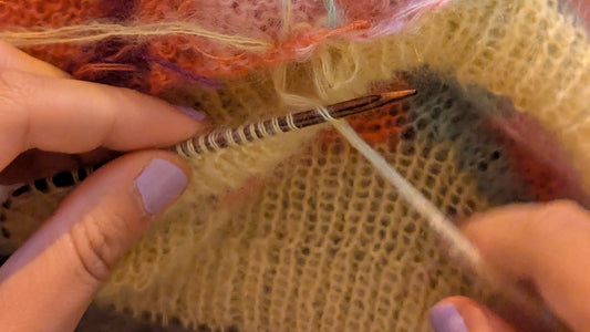 Revers tricotés intégrés : les techniques inratables pour des bordures et manches au pli net (et chic)