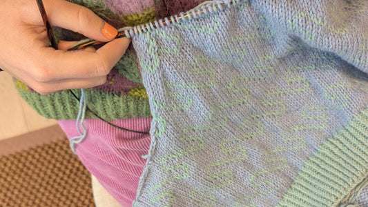 ✂️ La technique du steek : couper son tricot pour transformer un pull en gilet (sans paniquer)