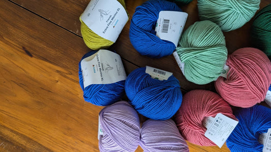 Comment tricoter un châle triangulaire avec bordures en dentelle ?