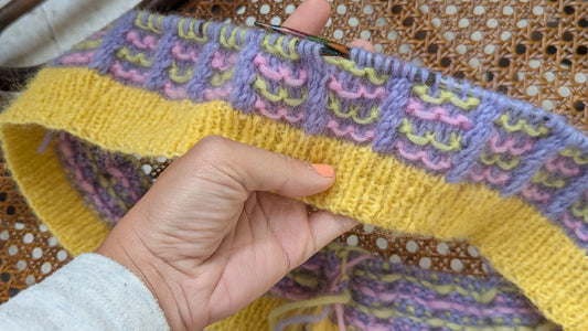 Tricoter une écharpe infinity : techniques et styles à adopter