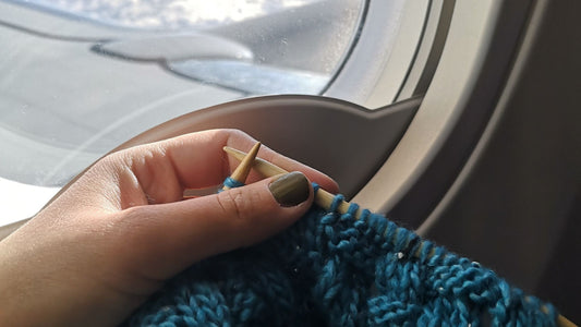 Peut-on tricoter dans un avion ? Guide complet pour voyager avec ses aiguilles à tricoter 🧶✈️