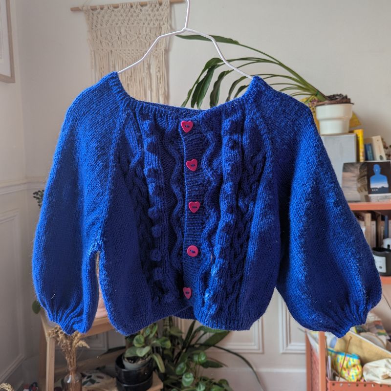 Gilet Twist and Shout pour enfant, vue de face, tricot confortable et original