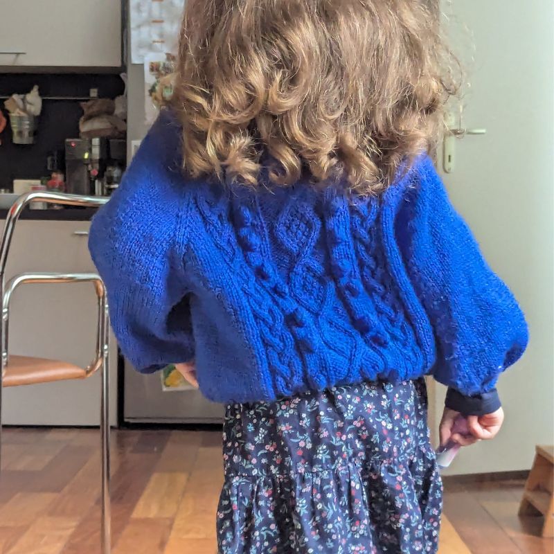 Tricot du gilet Twist and Shout enfant avec aiguilles circulaires 4,5mm